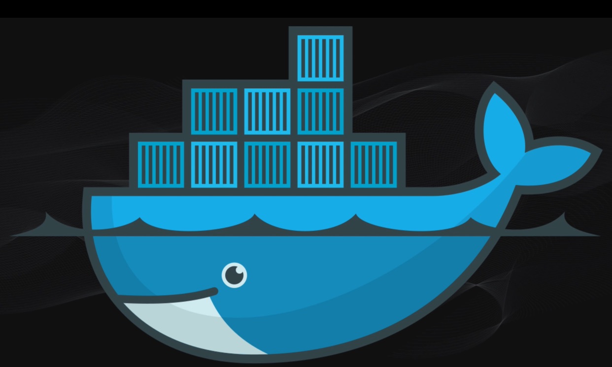 Docker funciona de forma similar a la de un barco de carga: permite encapsular diferentes aplicaciones para facilitar su distribución a equipos o servidores remotos